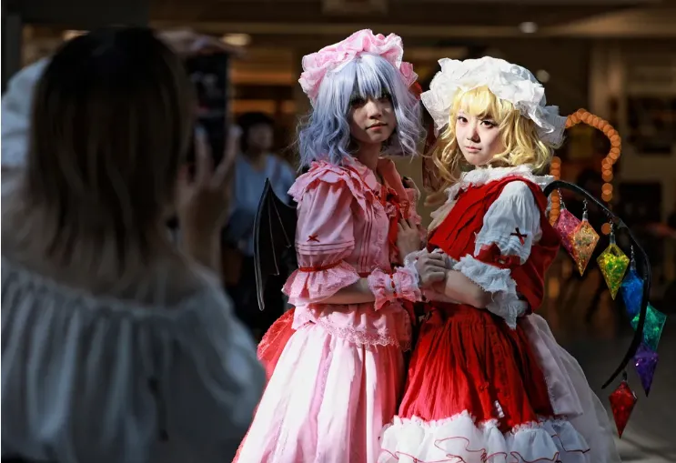 コスプレイヤーと超高層ビル【民泊　運営代行　管理　札幌】