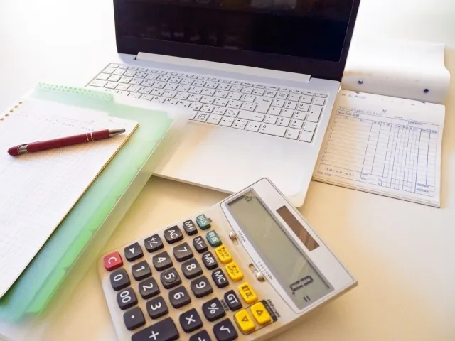 民泊の「代行運営」vs「自力運営」  2026年の収益と満足度を徹底比較 【札幌　民泊　管理】